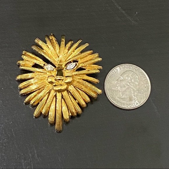 Vintage Unsigned ST JOHN Gold-tone Lion Head Brooch - Picture 3 of 8